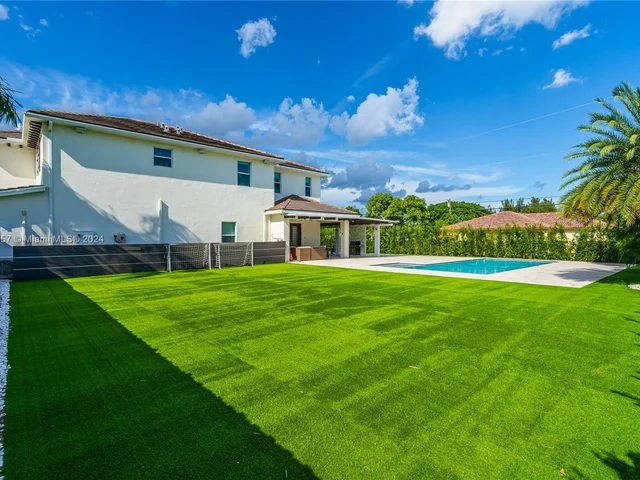 35 NW 121st Ct, Miami FL 33182