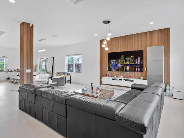 35 NW 121st Ct, Miami FL 33182