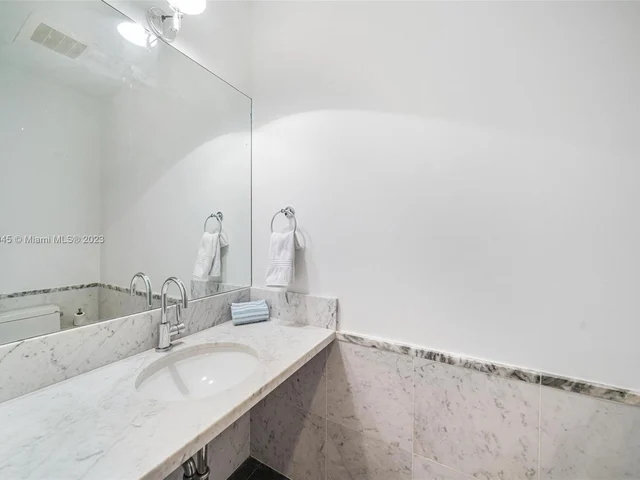 201 Aqua Ave, Miami Beach FL 33141