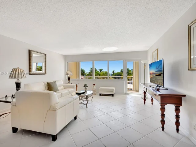 328 N Ocean Blvd # 305, Pompano Beach FL 33062