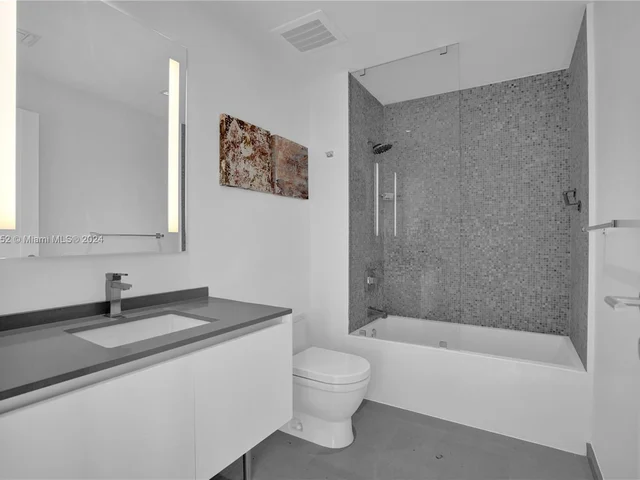 68 SE 6th St # 3711, Miami FL 33131