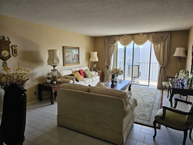 427 Golden Isles Dr # 7E, Hallandale Beach FL 33009