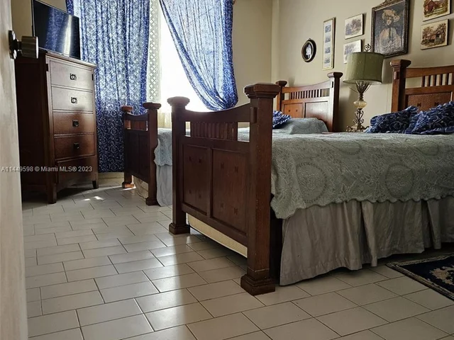 427 Golden Isles Dr # 7E, Hallandale Beach FL 33009