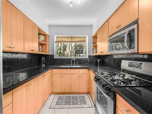 4800 Pine Tree Dr # 101, Miami Beach FL 33140