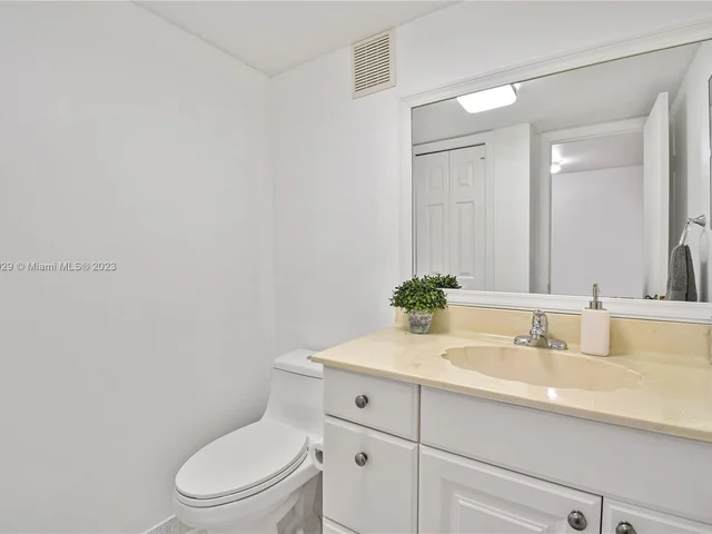 16200 Golf Club Rd # 305, Weston FL 33326