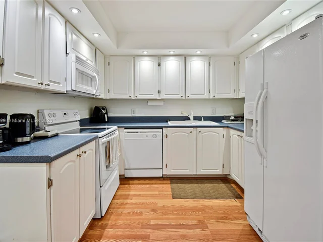 16200 Golf Club Rd # 305, Weston FL 33326