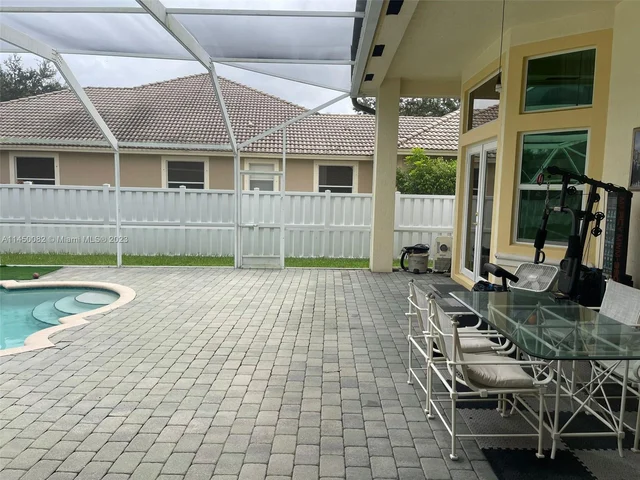 6239 NW 53rd Cir, Coral Springs FL 33067