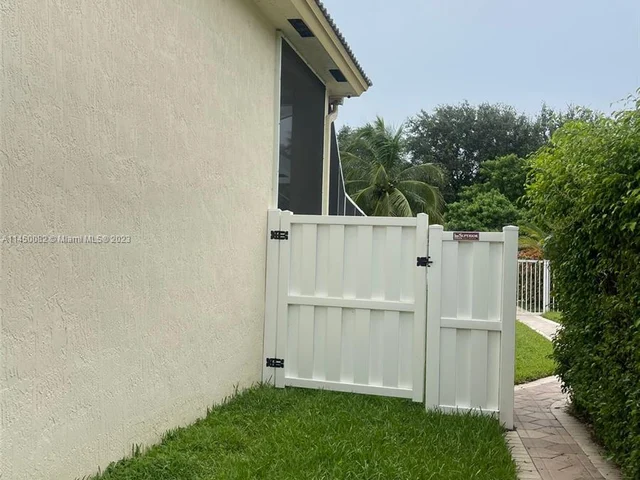 6239 NW 53rd Cir, Coral Springs FL 33067