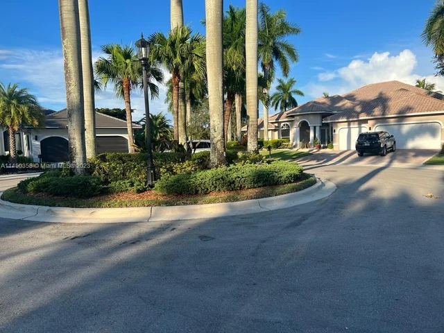 2534 Poinciana Dr, Weston FL 33327