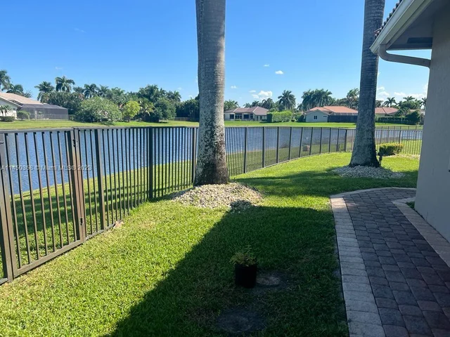 2534 Poinciana Dr, Weston FL 33327