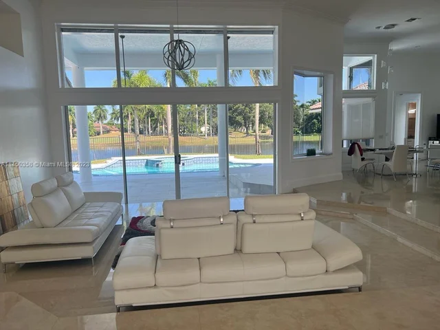 2534 Poinciana Dr, Weston FL 33327