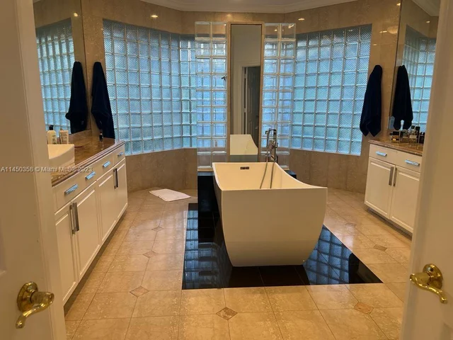 2534 Poinciana Dr, Weston FL 33327