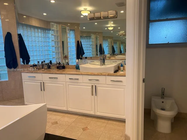 2534 Poinciana Dr, Weston FL 33327