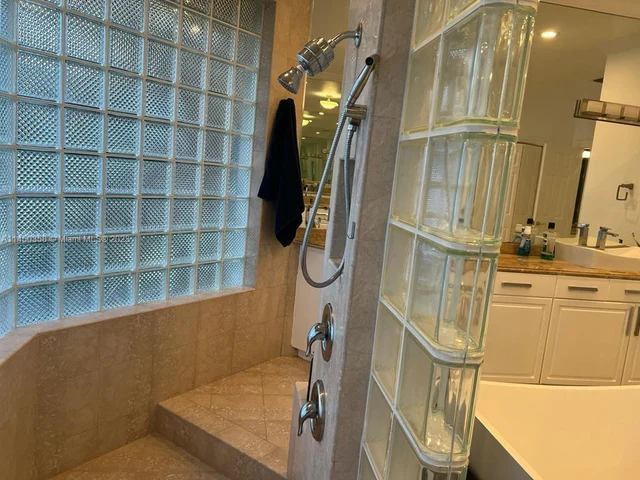 2534 Poinciana Dr, Weston FL 33327