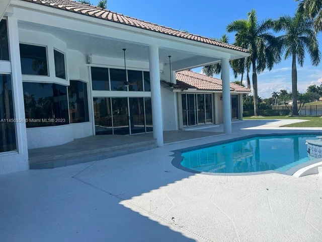 2534 Poinciana Dr, Weston FL 33327