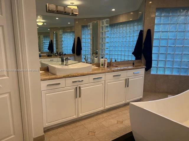 2534 Poinciana Dr, Weston FL 33327