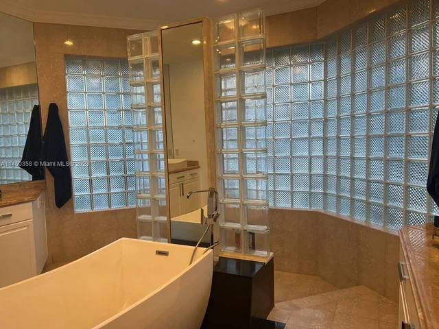 2534 Poinciana Dr, Weston FL 33327