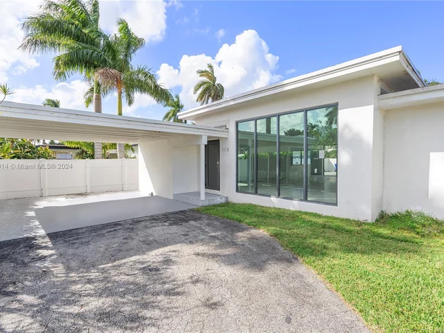 1115 N Northlake Dr, Hollywood FL 33019