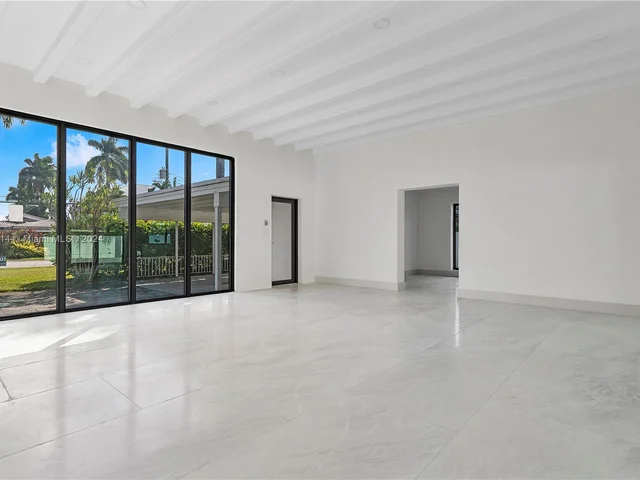 1115 N Northlake Dr, Hollywood FL 33019