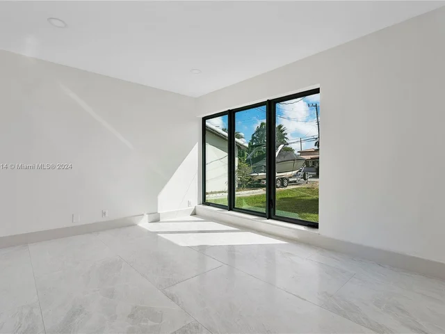 1115 N Northlake Dr, Hollywood FL 33019