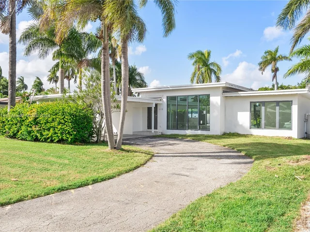 1115 N Northlake Dr, Hollywood FL 33019