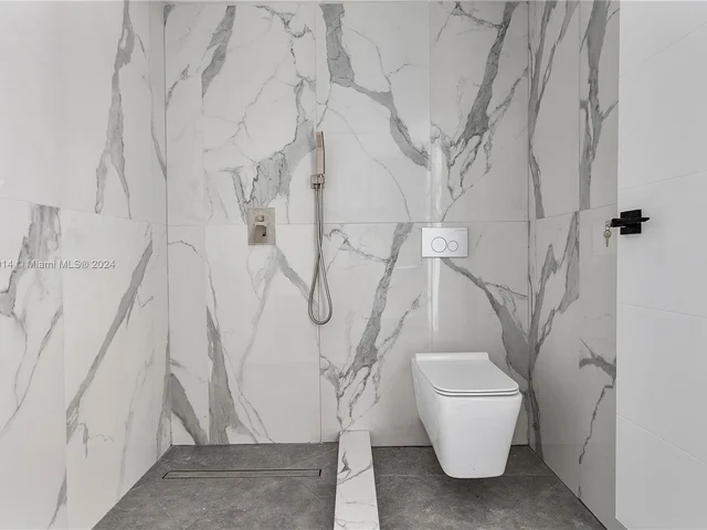 1115 N Northlake Dr, Hollywood FL 33019