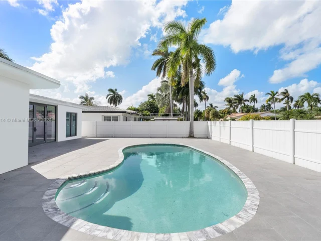 1115 N Northlake Dr, Hollywood FL 33019