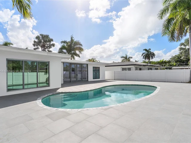 1115 N Northlake Dr, Hollywood FL 33019