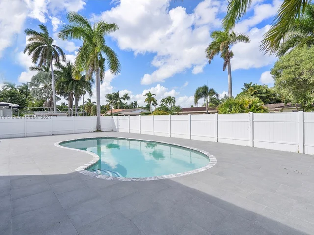 1115 N Northlake Dr, Hollywood FL 33019