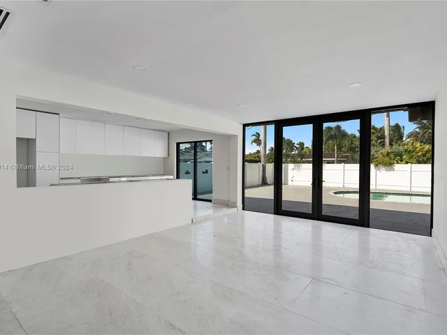 1115 N Northlake Dr, Hollywood FL 33019