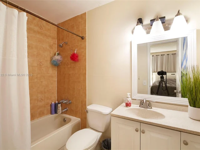 1685 W 42nd St # 203, Hialeah FL 33012