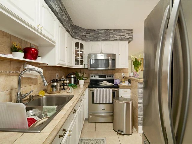 1695 W 42nd St # 102, Hialeah FL 33012