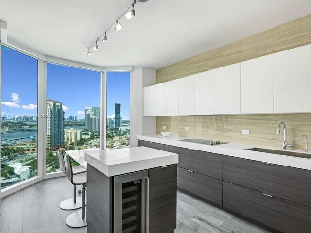 300 S Pointe Dr # 2306, Miami Beach FL 33139