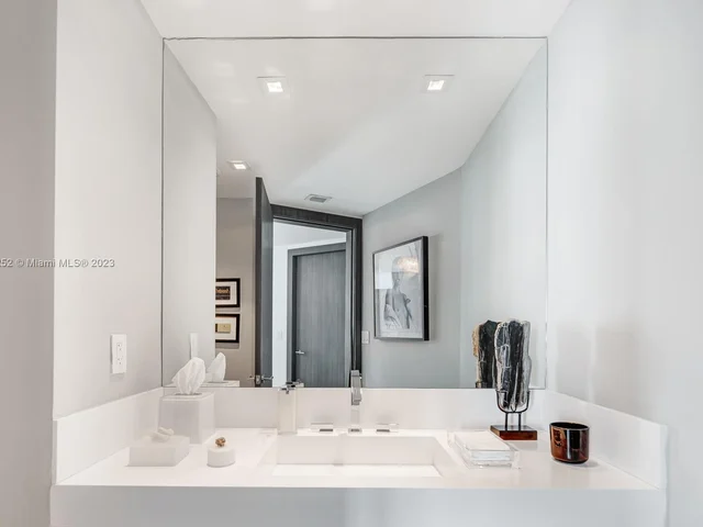 300 S Pointe Dr # 2306, Miami Beach FL 33139