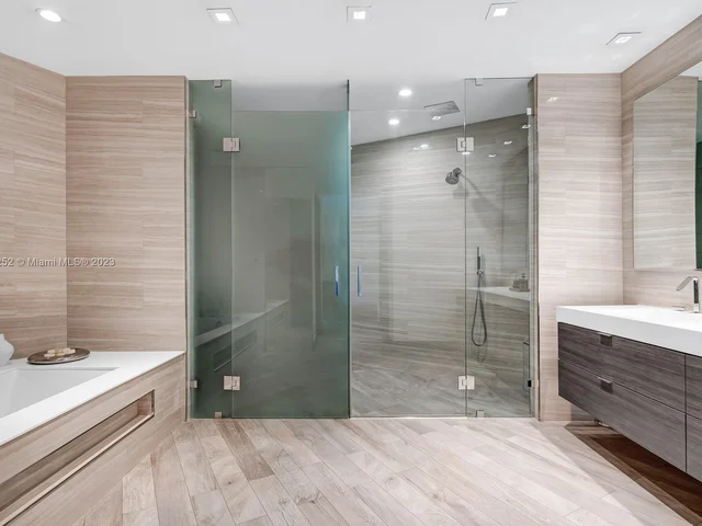 300 S Pointe Dr # 2306, Miami Beach FL 33139