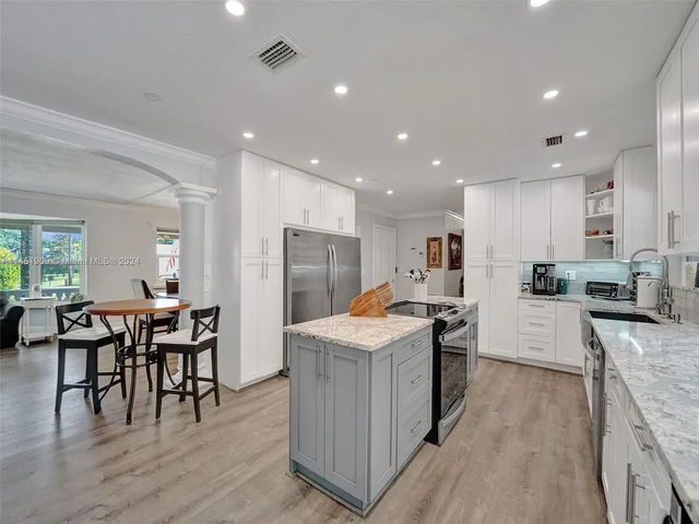 11860 Tara Dr, Plantation FL 33325