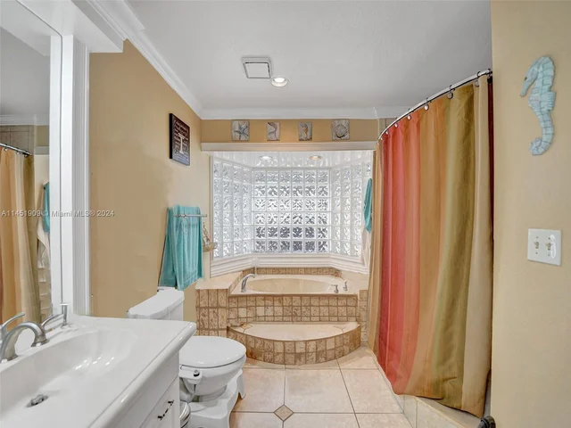 11860 Tara Dr, Plantation FL 33325