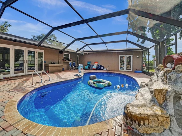 11860 Tara Dr, Plantation FL 33325