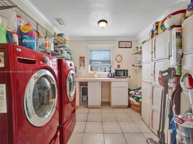 11860 Tara Dr, Plantation FL 33325