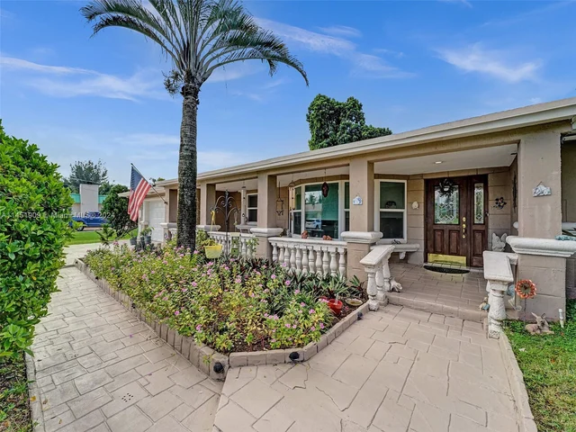 11860 Tara Dr, Plantation FL 33325