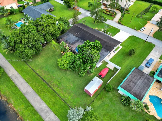 11860 Tara Dr, Plantation FL 33325