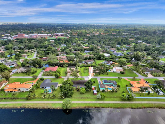 11860 Tara Dr, Plantation FL 33325