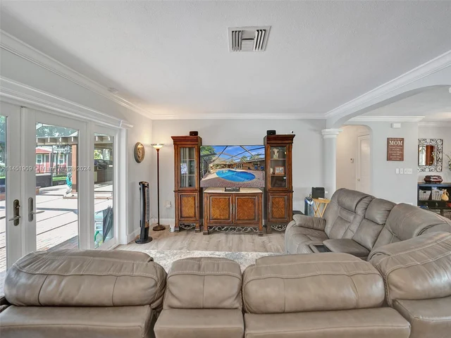 11860 Tara Dr, Plantation FL 33325