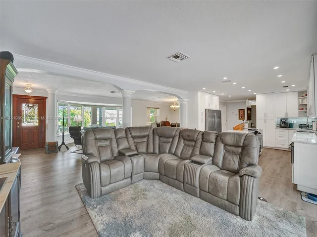 11860 Tara Dr, Plantation FL 33325