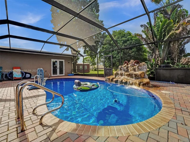 11860 Tara Dr, Plantation FL 33325