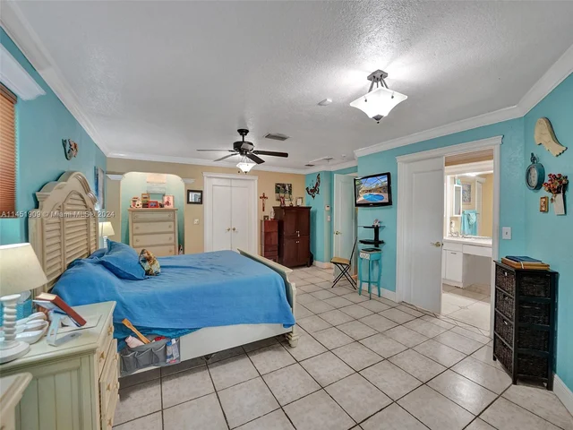 11860 Tara Dr, Plantation FL 33325