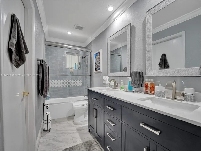 11860 Tara Dr, Plantation FL 33325