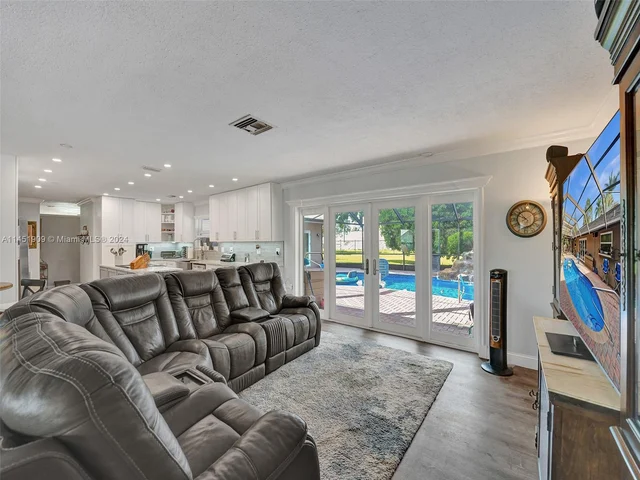 11860 Tara Dr, Plantation FL 33325