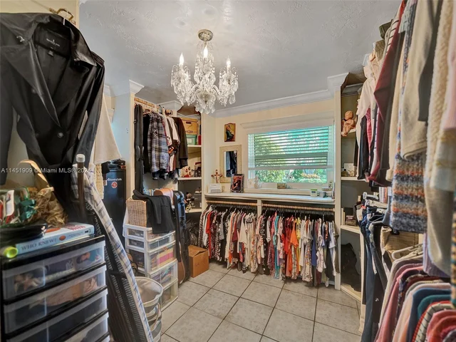 11860 Tara Dr, Plantation FL 33325