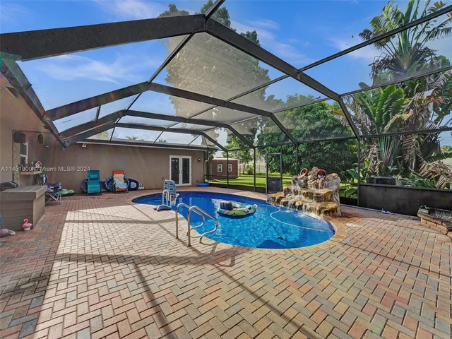 11860 Tara Dr, Plantation FL 33325